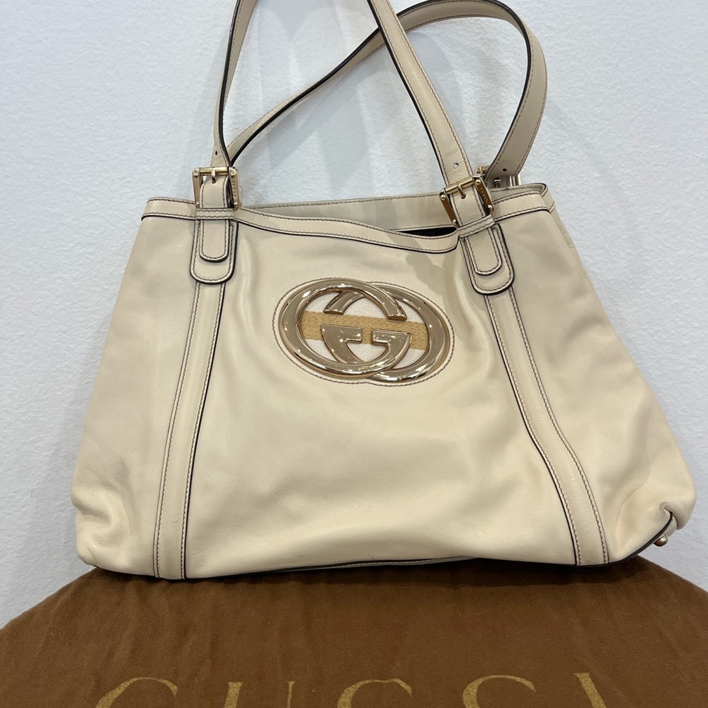 Gucci Cream Britt Bag with Textured Leather and Gold Logo (off white)